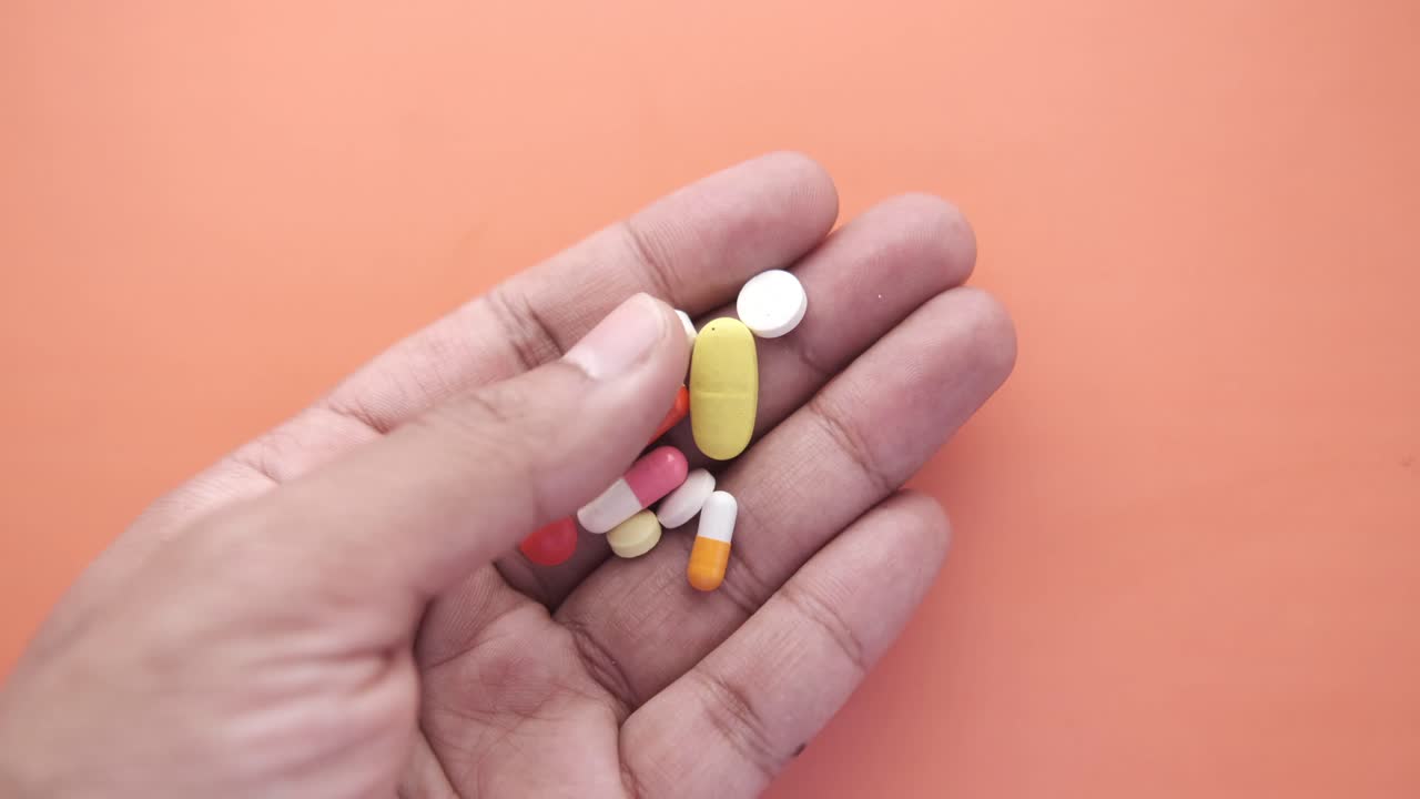 여러 가지 의약품 을 손 에 들고 있는 것