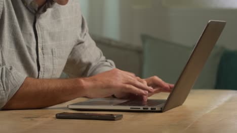 hombre caucásico usando una computadora portátil