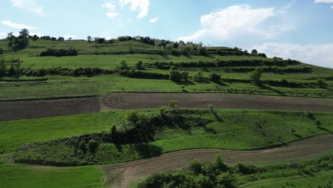 dron sobre una hermosa colina verde en el lado del campo
