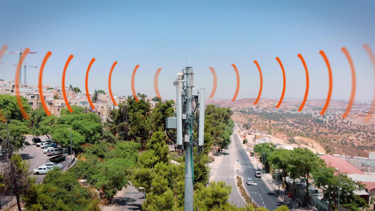 torre de telefonía celular en una zona residencial urbana