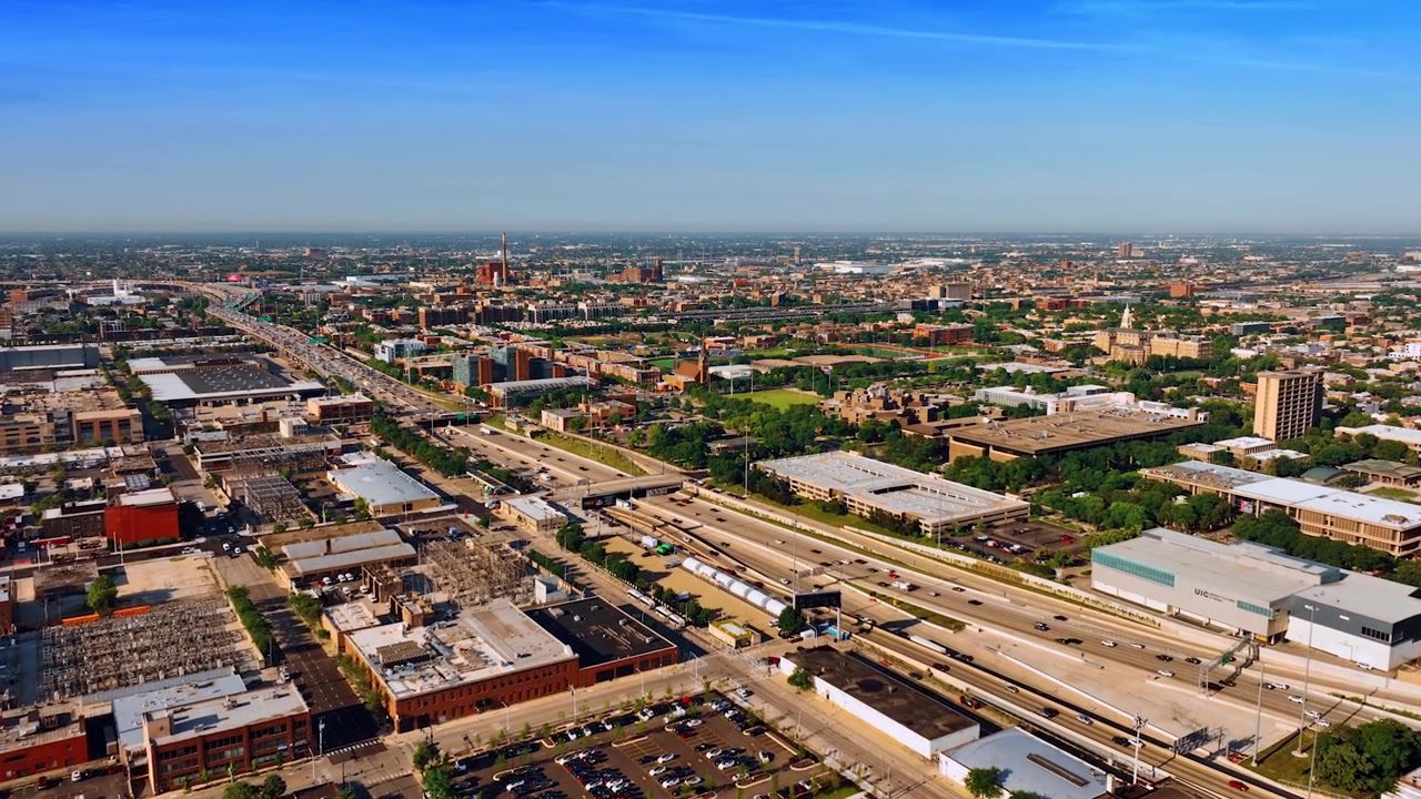 La John F. Kennedy Expressway Chicago, Illinois, Stati Uniti. Vista dall'alto sul traffico cittadino e su numerosi parcheggi