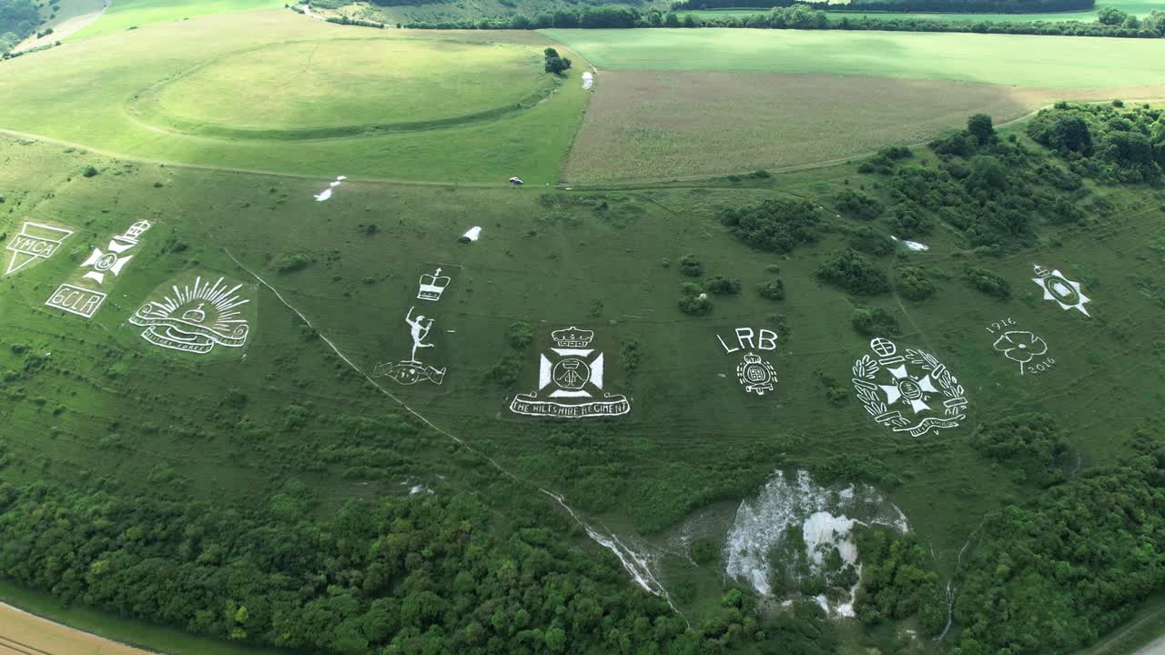 윌트셔 크레이크 힐 랜드마크 (wiltshire chalk hill landmark) 의 연대 배지 조각을 드러내는 공중 보기 fovant 배지를 설정합니다.