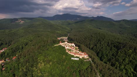 Ciudadela-De-Rasnov-Rodeada-De-Densos-Bosques-A-La-Luz-Del-Día,-Vista-Aérea