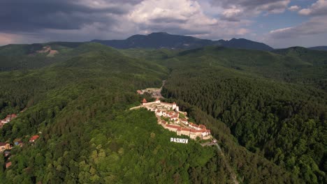 la ciudadela de rasnov rodeada de densos bosques a la luz del día, vista aérea