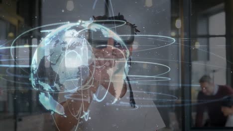 animación del globo de la red de conexiones sobre el hombre que usa auriculares vr