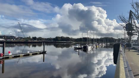 Flussreflexionen-Und-Freizeitboote-Stilles-Wasser-In-Waterford,-Irland