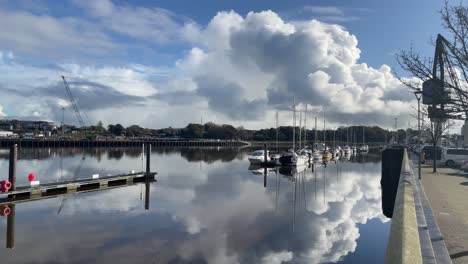 reflexiones fluviales y barcos de alquiler agua tranquila en waterford, irlanda