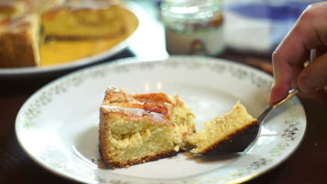 Frau-Isst-Ein-Stück-Kuchen-Im-Café.-Süßes-Frühstück.-Herbstdessert