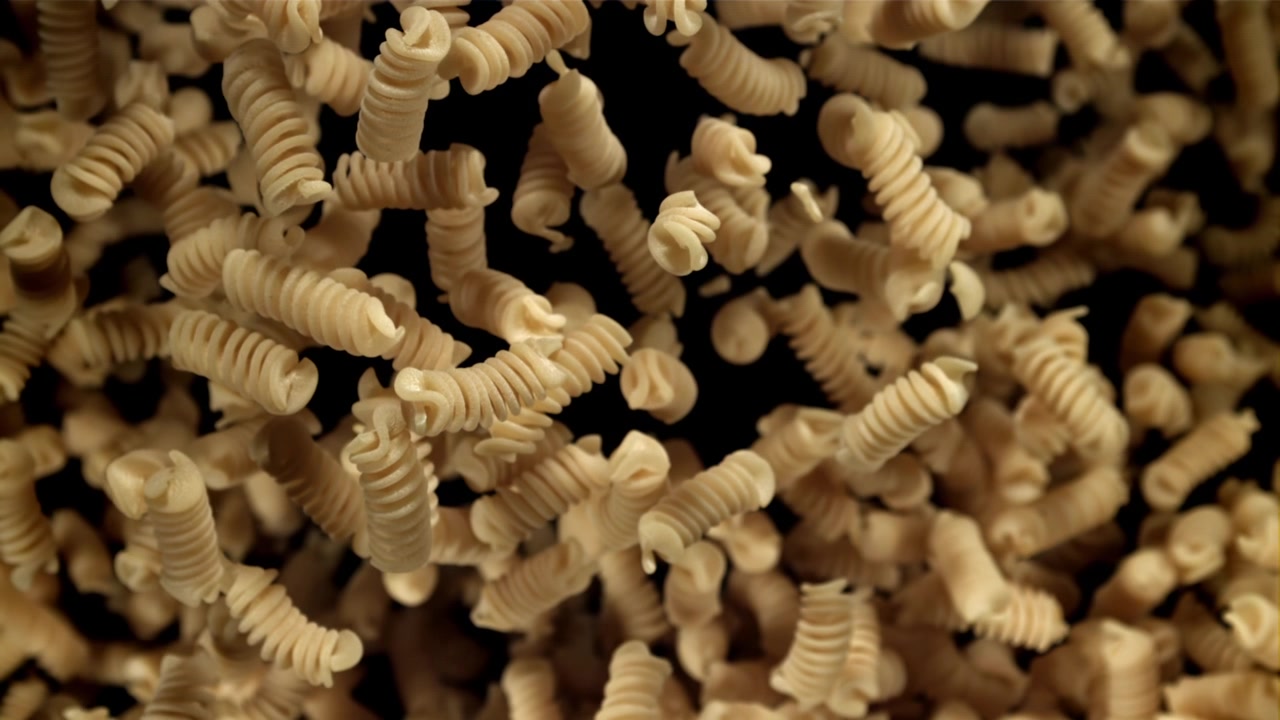 Fusilli crudi che cadono in super slow motion