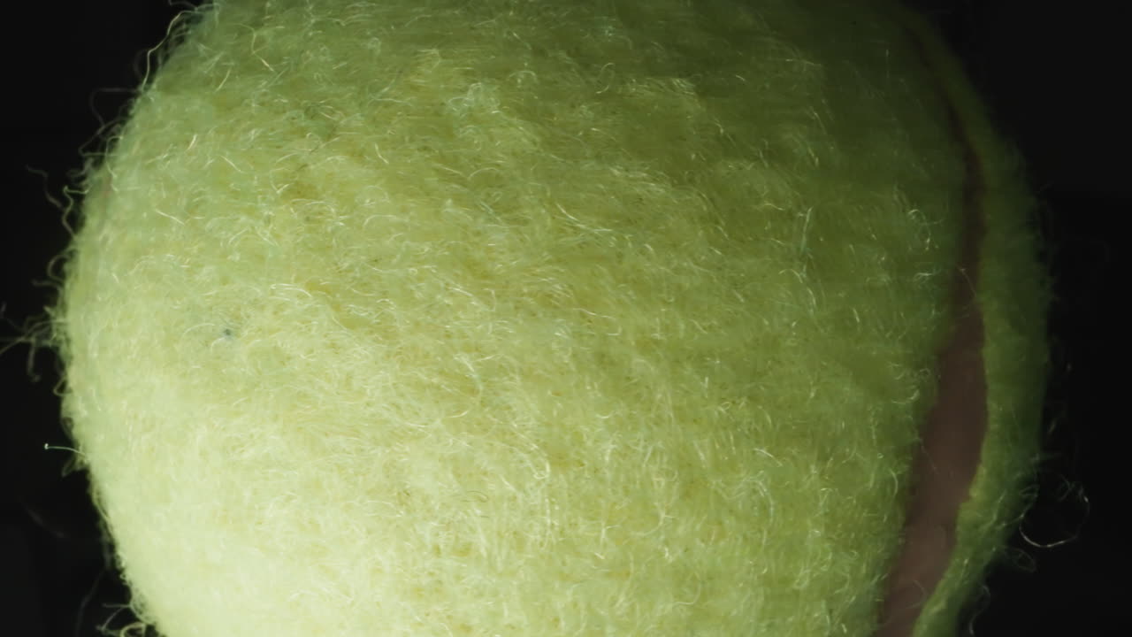 느낌으로  ⁇ 인 고무 화합물이 있는 테니스 공이 방에 있습니다.