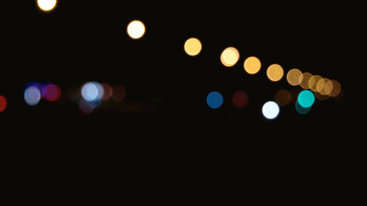 luces nocturnas de la ciudad y coches que conducen en el fondo del tráfico