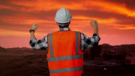 trabajador de la construcción celebrando el éxito al atardecer
