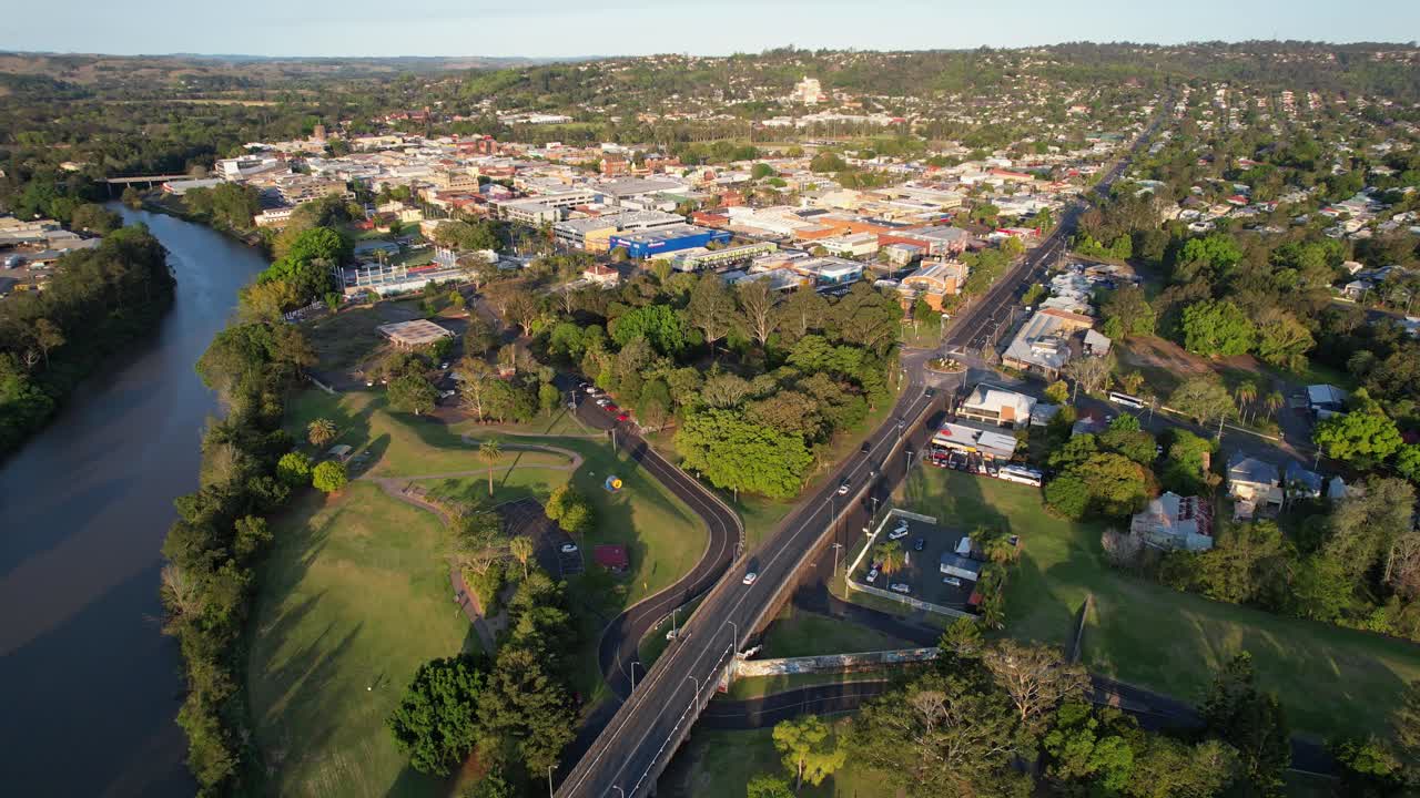 scenic drive en la autopista bruxner en las orillas del río wilsons en lismore, nueva gales del sur, australia