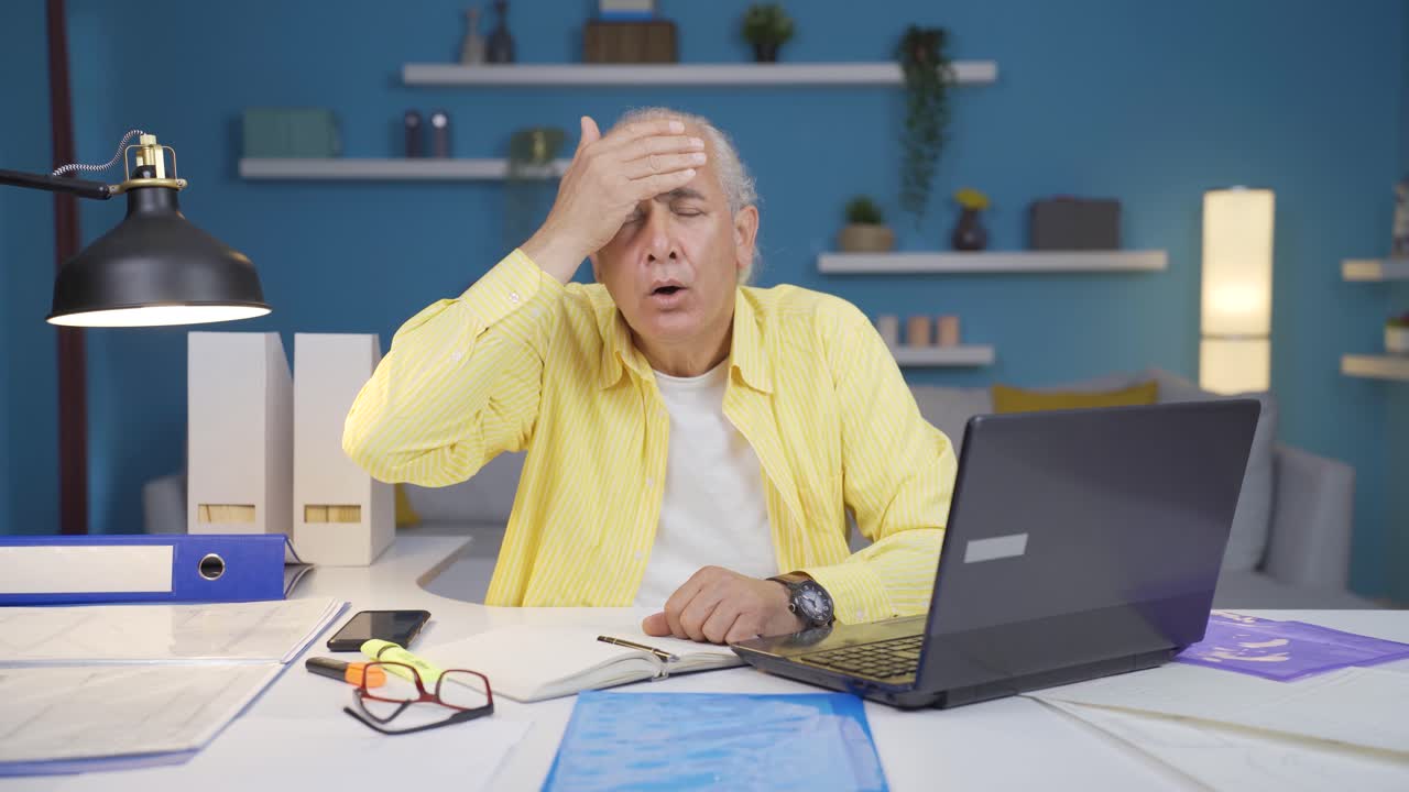 Anziano in smart working che riceve cattive notizie dalla telecamera