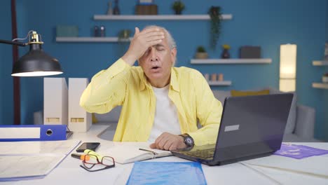 trabajador de oficina en casa anciano recibiendo malas noticias de la cámara.