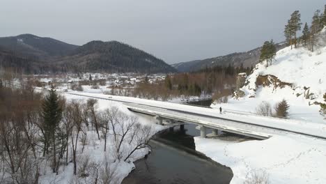 Paisaje-Aéreo-De-Invierno-Con-Majestuoso-Puente