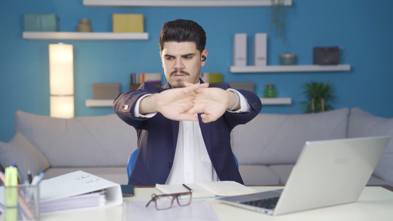 el olor sudoroso, el hombre maloliente.