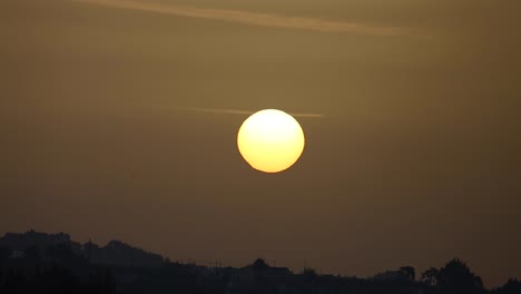 Sonnenaufgang-Vom-Strand-Ribeira-De-Islands-In-Ericeira,-Portugal