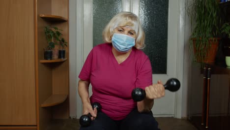 Mujer-Caucásica-De-Edad-Avanzada-Haciendo-Pesas-De-Levantamiento-De-Pesas-Haciendo-Ejercicio-En-Casa-Durante-El-Coronavirus