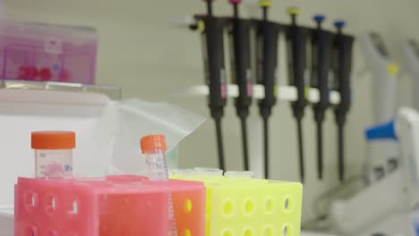 vista panorámica de equipos farmacéuticos e instrumentos científicos para pruebas en laboratorio