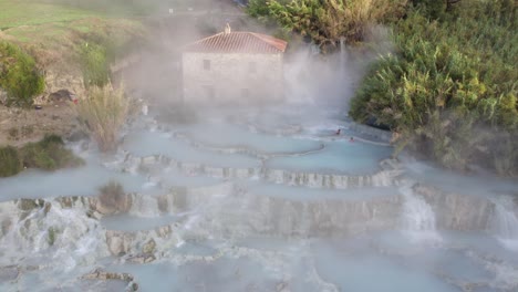 Atracción-Turística-Serena-Fuente-Termal-De-Azufre-Natural-En-El-Campo-Italiano,-Antena