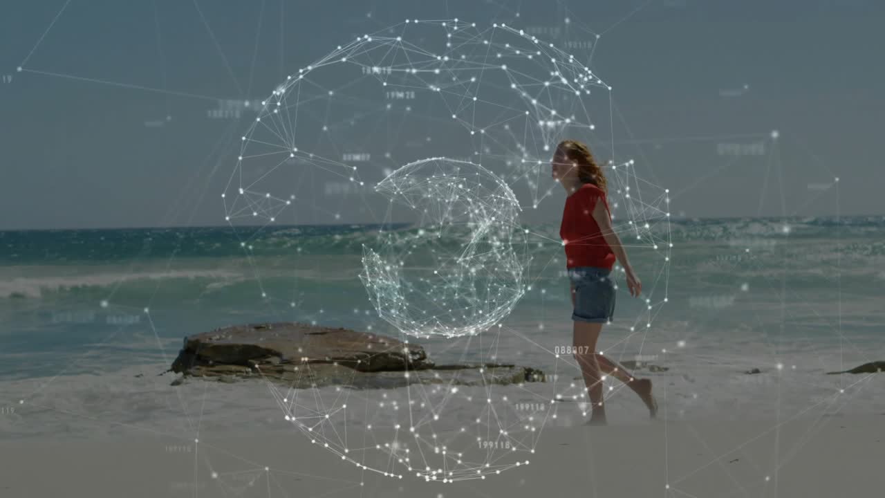 Sfera tecnologica che appare al centro e donna che cammina sulla riva attraversando un globo di rete rotante durante una passeggiata sulla spiaggia.