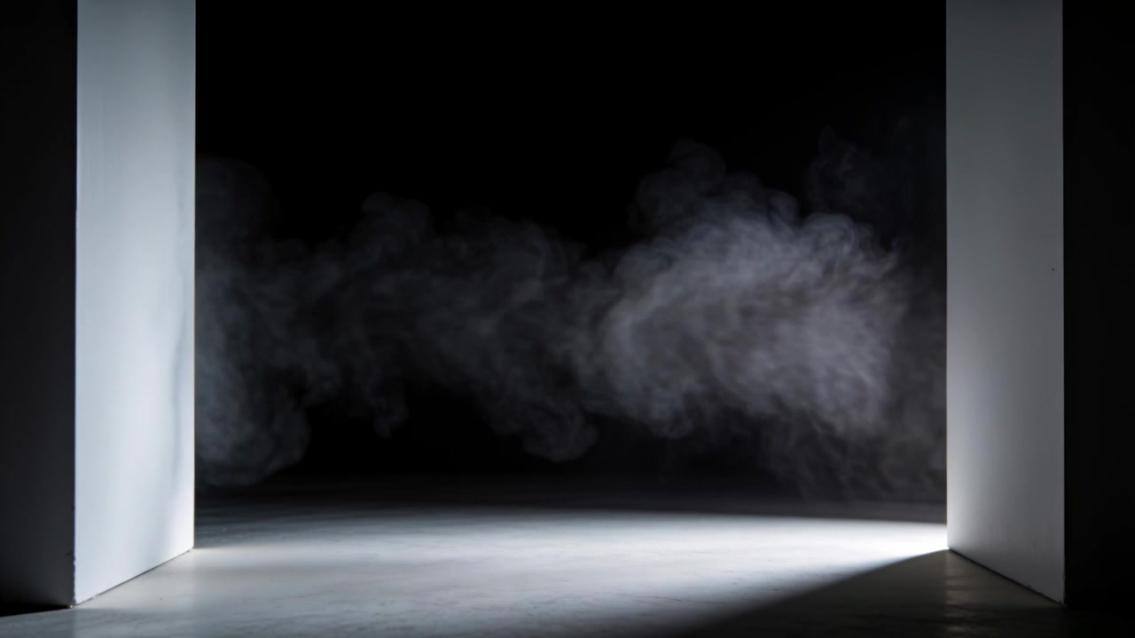 Partendo dal pannello sinistro, un pennacchio di vapore bianco che forma sbuffi e si disperde in studio, con una chiazza di luce.