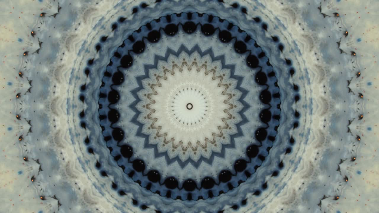 tinta azul que crea el caleidoscopio