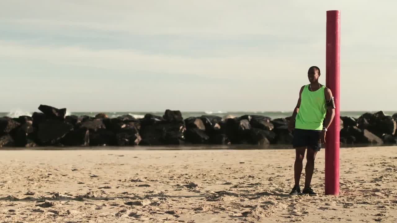 해변에서 달리기에서 휴식을 취하는 사람