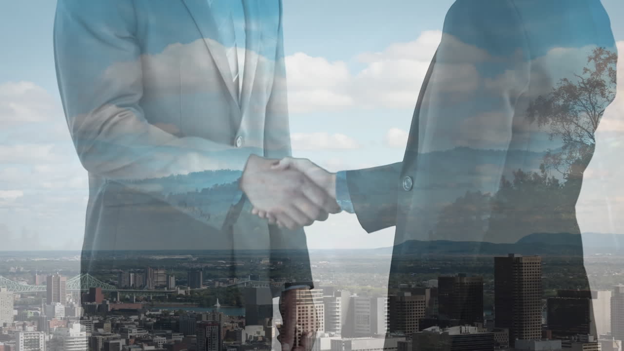 Composição digital da seção central de dois empresários apertando as mãos contra uma vista aérea da paisagem urbana.