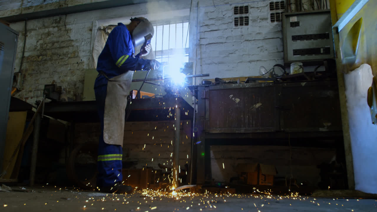 4k 워크 ⁇  에서 용접  ⁇ 불 을 사용하는 금속공