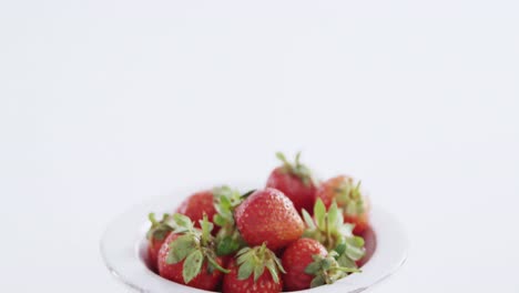 primer plano de fresas frescas en un tazón
