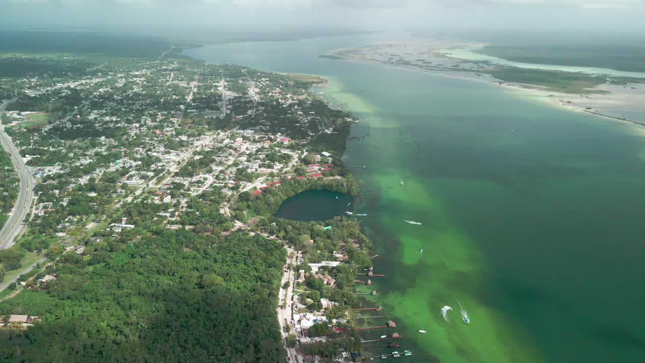 vista norte con un drone de la laguna de bacalar en mexico