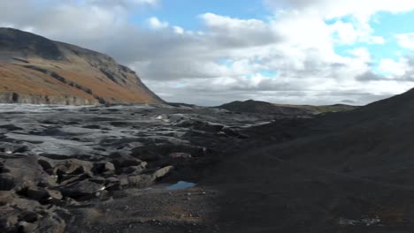 panorámica aérea 360 de turistas viendo un glaciar