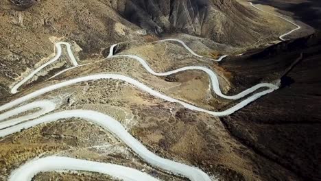 vista aérea de una hermosa carretera de montaña y un paso de montaña a 3000 m en kirguistán conduciendo por asia central