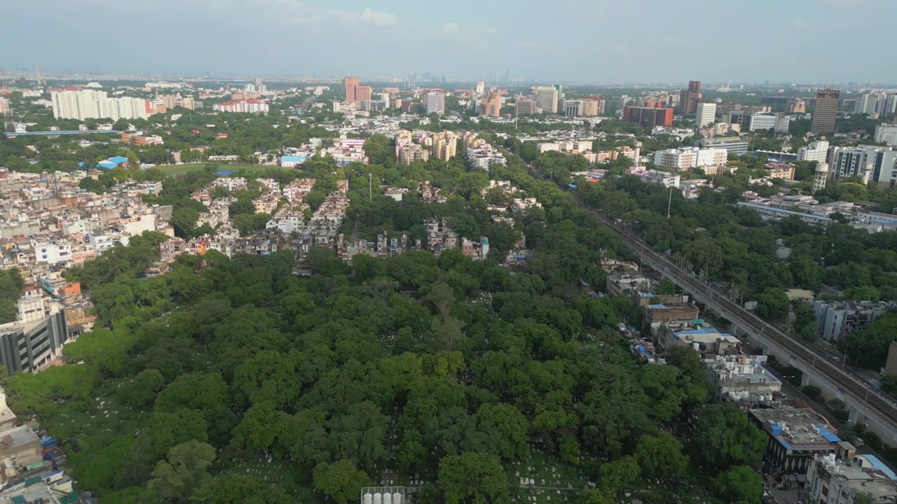 Cimitero nelle vicinanze della stazione della metropolitana RK Ashram, vista con drone che si muove da sinistra a destra a Paharganj, Nuova Delhi, in India.