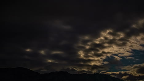 Lapso-De-Tiempo-Cielo-Azul-Atardecer-Cubierto-Por-Nubes-Negras-Tormentosas,-Ventoso,-Luz-De-La-Luna