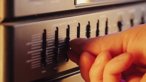 cinta de radio retro fm am, música, tecnología, personas y equipo concepto - hombre usando consola de mezcla en estudio de grabación de sonido
