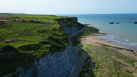 arromanches-les-bains costa rocosa, normandía, francia. drones aéreos hacia adelante