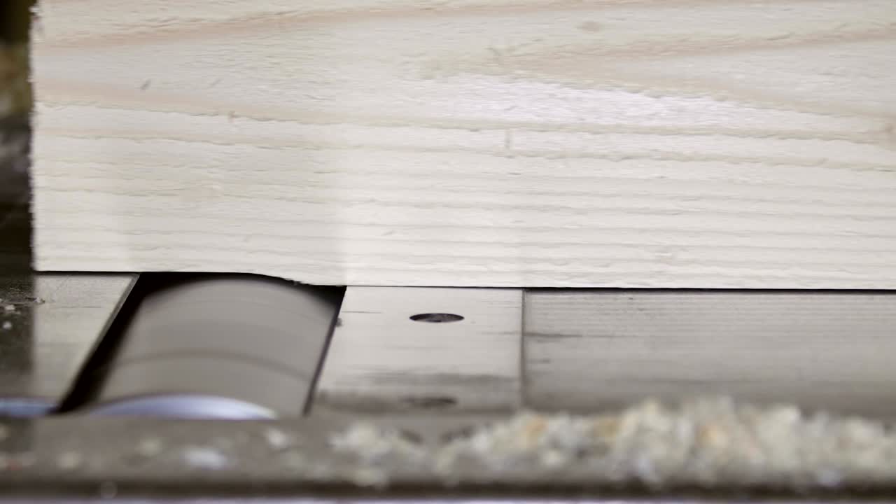 가구 공장 에서 나무 를 가공 하는 목수