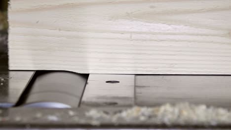 carpintero que trabaja la madera en una fábrica de muebles