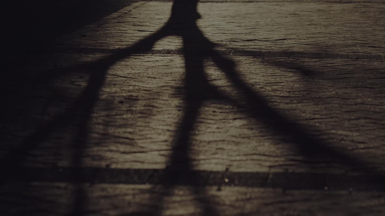 거리에서  ⁇ 는 사람들 위에서 금융 데이터 처리의 애니메이션