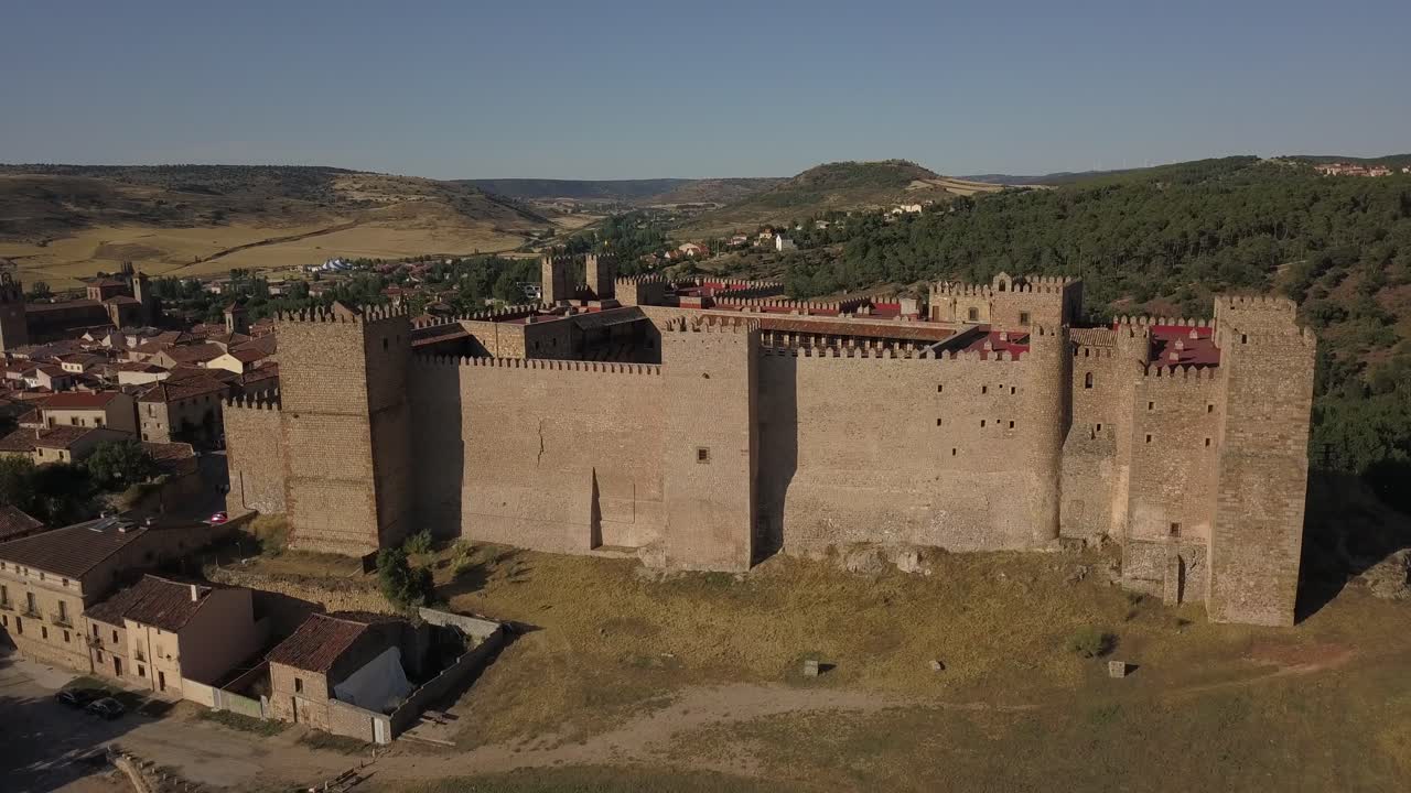 castillo en las montañas españolas de los pirineos