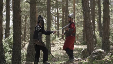 soldado mongol y soldado bizantino luchando en el bosque.