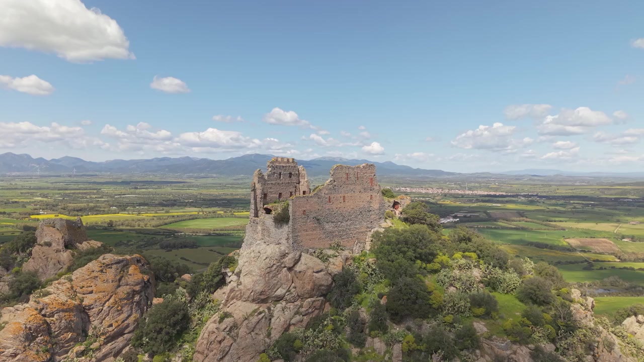 Tàn tích đá của Lâu đài Acquafredda, Pháo đài thời Trung cổ thế kỷ 13 ở Siliqua, Nam Sardinia, Ý. Cảnh quay flycam từ trên cao