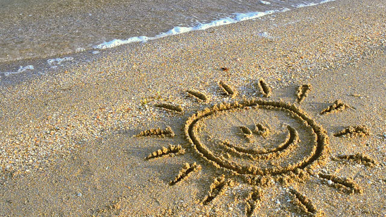 Disegno del sole sulla spiaggia. Spiaggia e disegno.