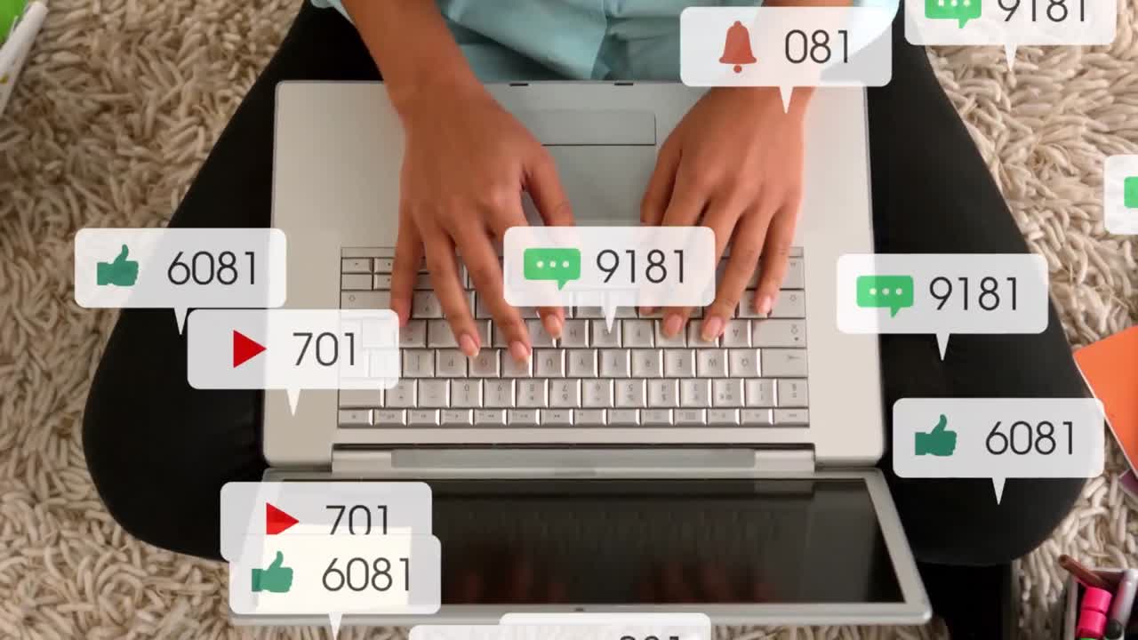 animación del procesamiento de datos de las redes sociales sobre una mujer biracial usando una computadora portátil