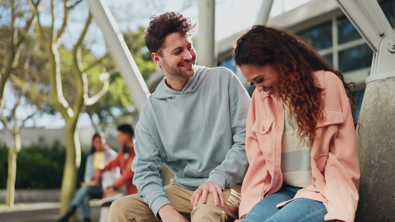 Amigos, divertido y estudiantes conversando