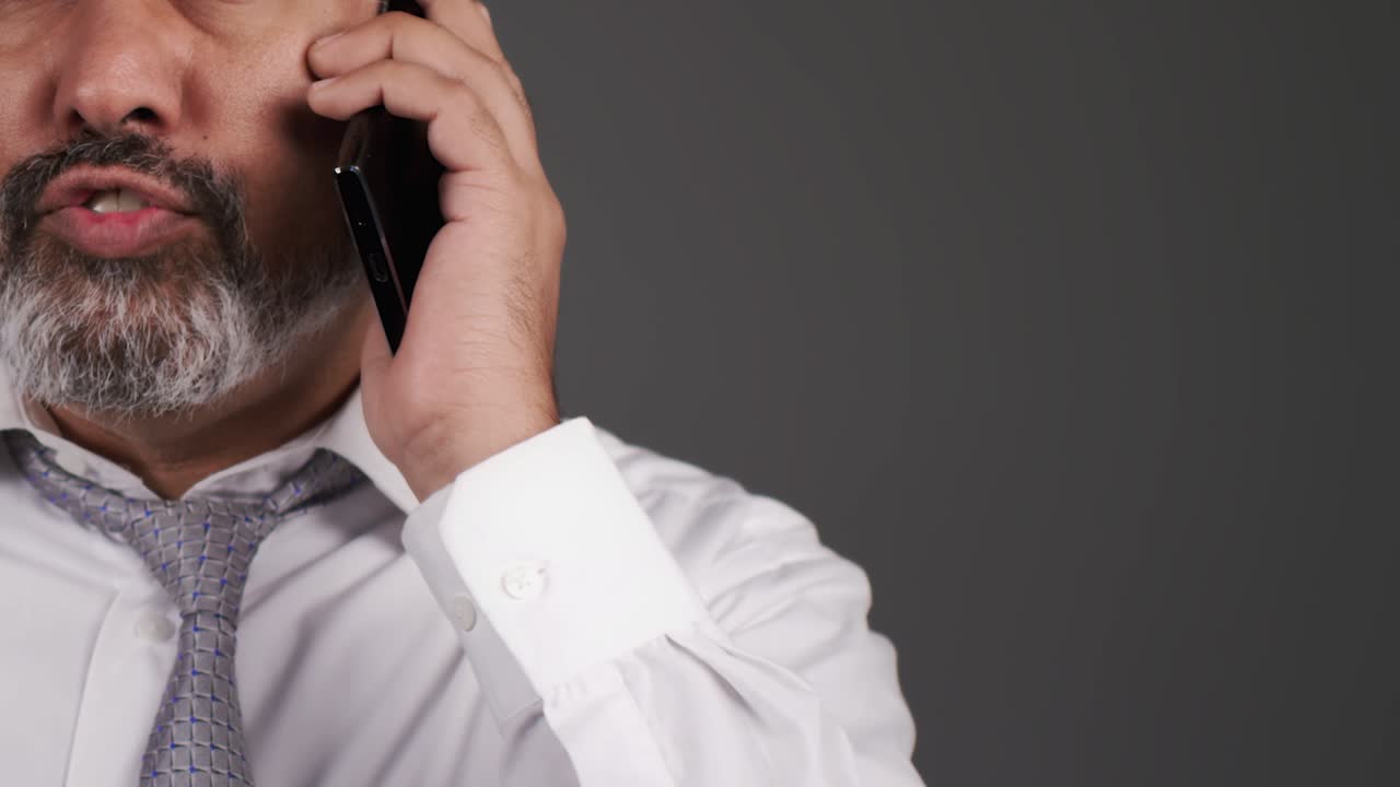 전화 통화 초상화를 가열하는 중년 사업가