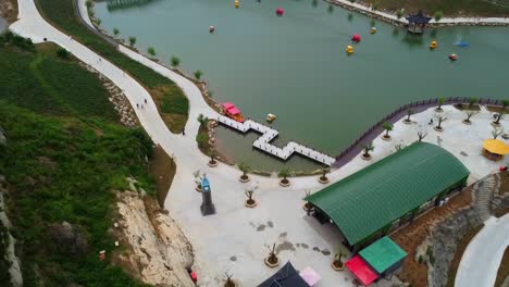 Vista-Panorámica-Aérea-Inclinada-Hacia-Abajo-Del-área-Del-Parque-Acuático-Del-Parque-Temático-Huaxiacheng